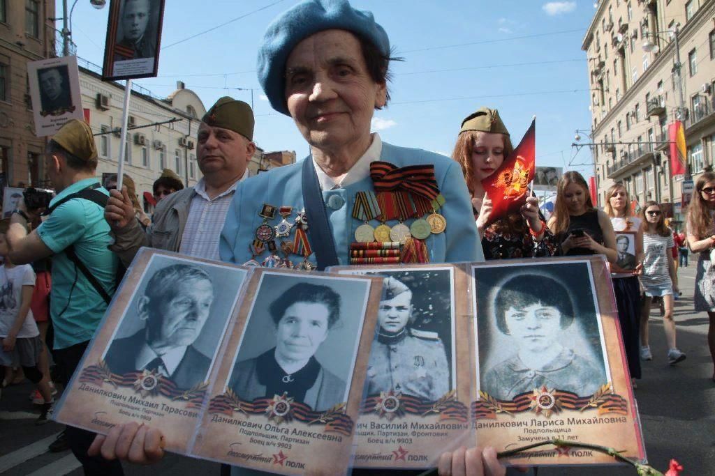 Фотография бессмертный. Москва шествия с портретами ветеранов — «Бессмертный полк».. Парад с портретами ветеранов. Люди на Бессмертном полку. День Победы парад Бессмертный полк.