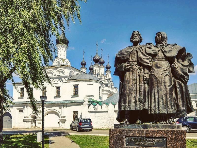 Великий Новгород. Памятник Петру и Февронии. 2012 год.