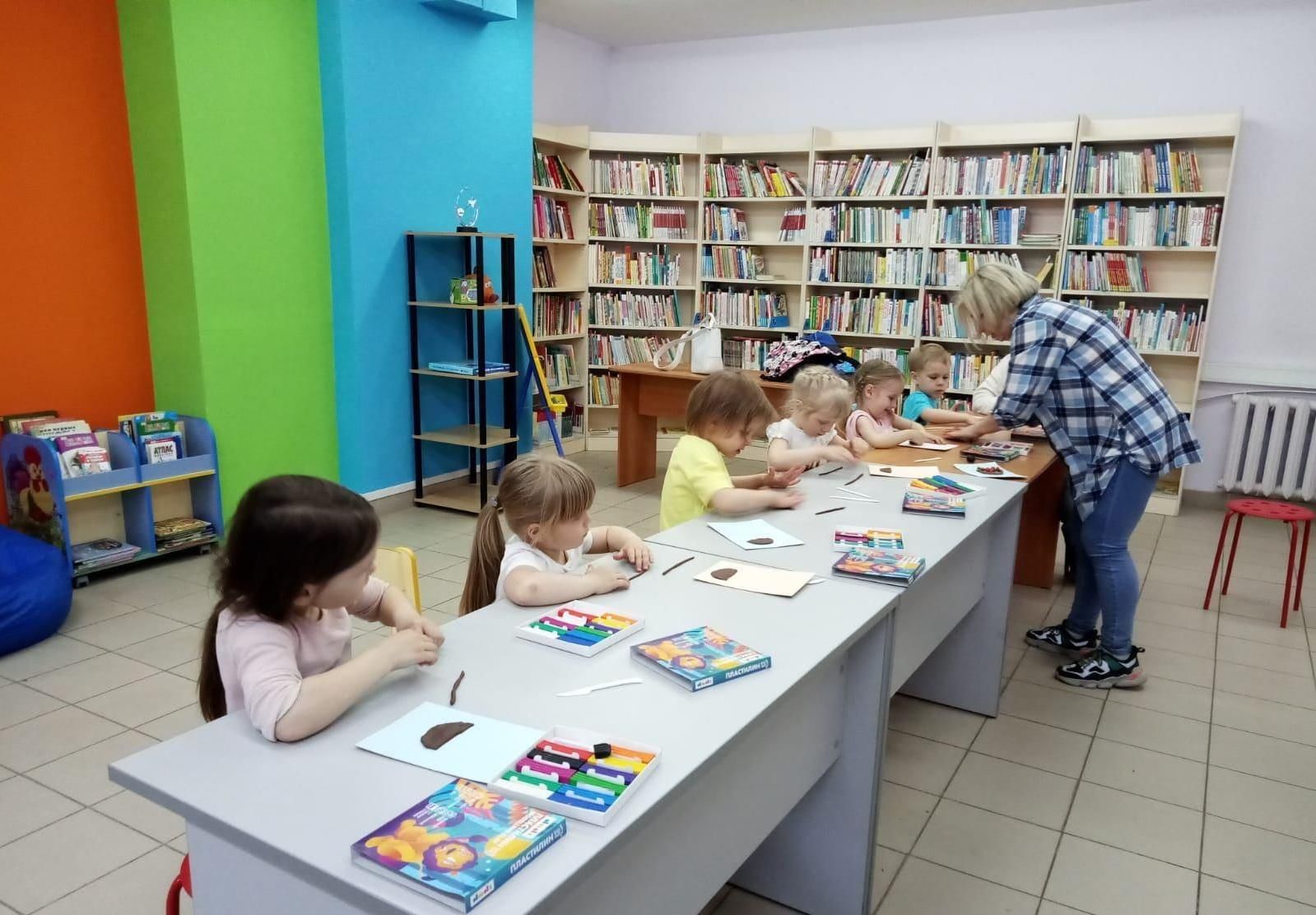 Библиотека 32 2. Библиотечный мастер класс. Детская библиотека Зеленоград. Библиотека Зеленоградск. Мастер класс на улице в библиотеке.