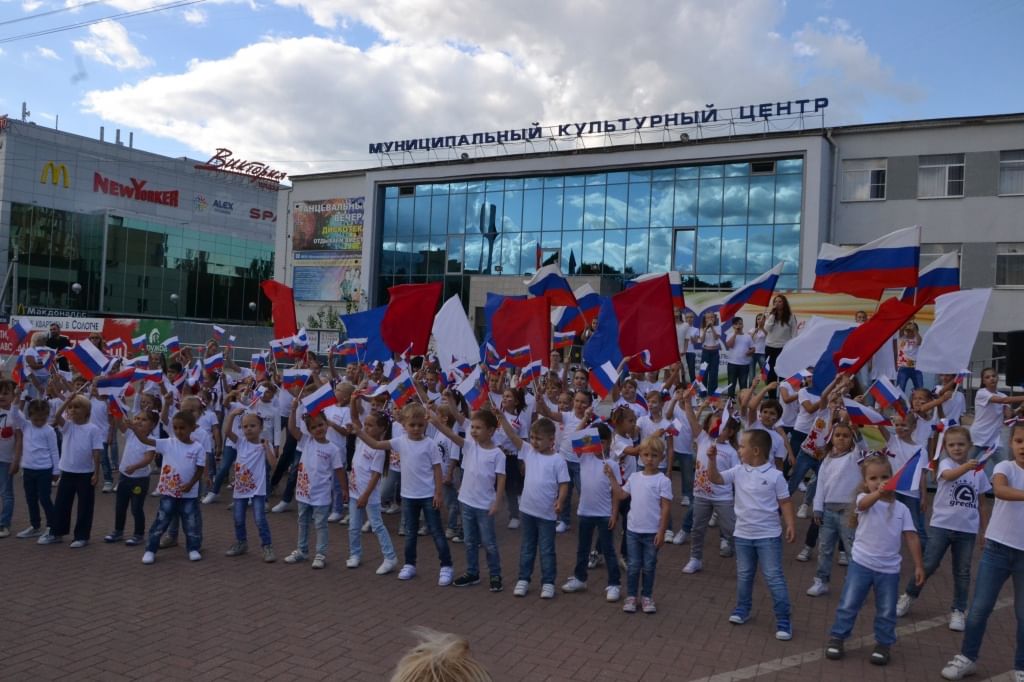 12 июня рязань мероприятия. Рязанцы с флагом. Флаг России Рязань рядом фото.