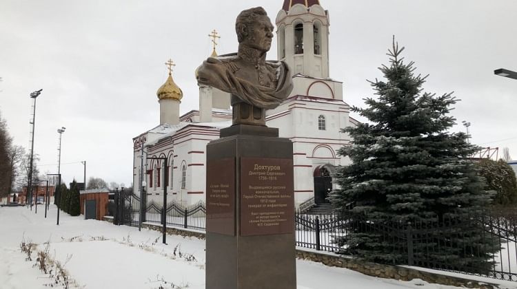 Серебряно прудский. Серебряные пруды Серебряно Прудский район. Памятник Дохтурову в серебряных прудах. Дохтуров памятник серебряные пруды. Памятник Столярову в серебряных прудах.