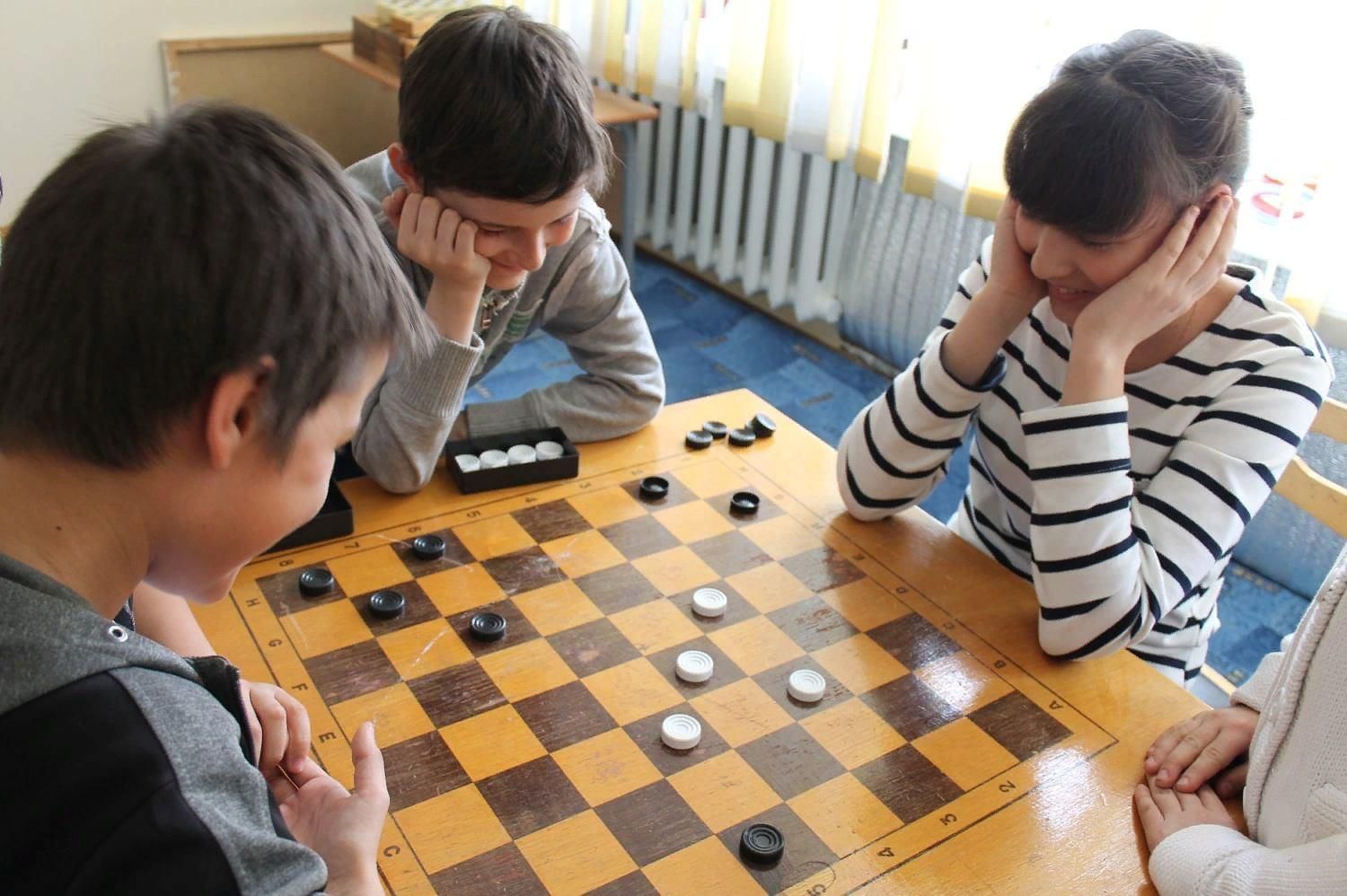 Игра в шашки. «Ход конём» шахматно-шашечный турнир анонс. Соревнования по шашкам. Соревнования по шашкам в школе. Шашки турнир.