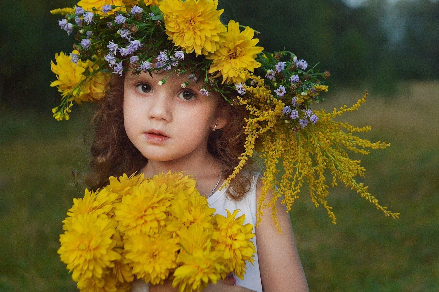 Фото девушки с венком из одуванчиков