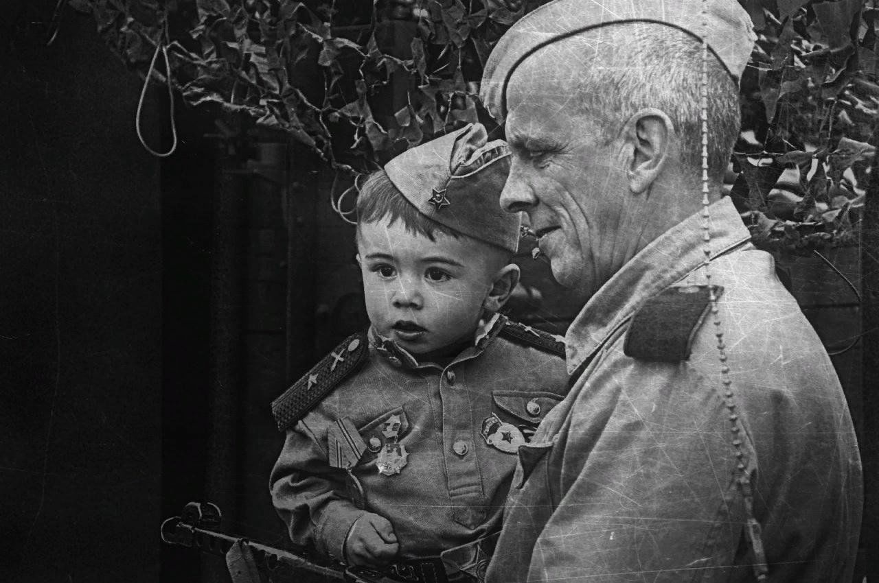 Трогательная песня отец. Дети войны. Дети солдаты Великой Отечественной войны. Советский солдат с ребенком.