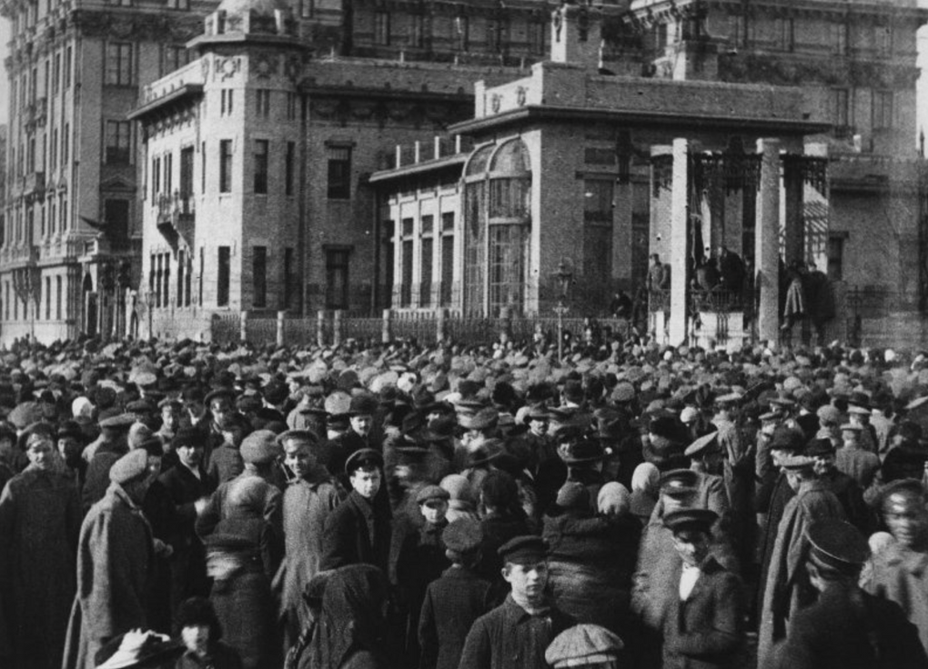 Митинг у дома Матильды Кшесинской. Петроград, 1917 год. Фотография: Мультимедиа Арт Музей, Москва