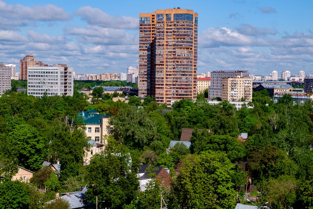 Многоквартирный жилой дом по улице Врубеля. Поселок Сокол, Москва. Фотография: glokaya_kuzdra / фотобанк «Лори»