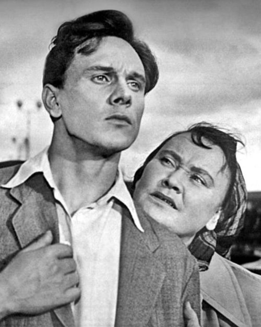 Георгий Юматов в роли Степана Огурцова и Ирина Зарубина в роли тети Степана в художественном фильме Леонида Лукова «Разные судьбы» (1956)