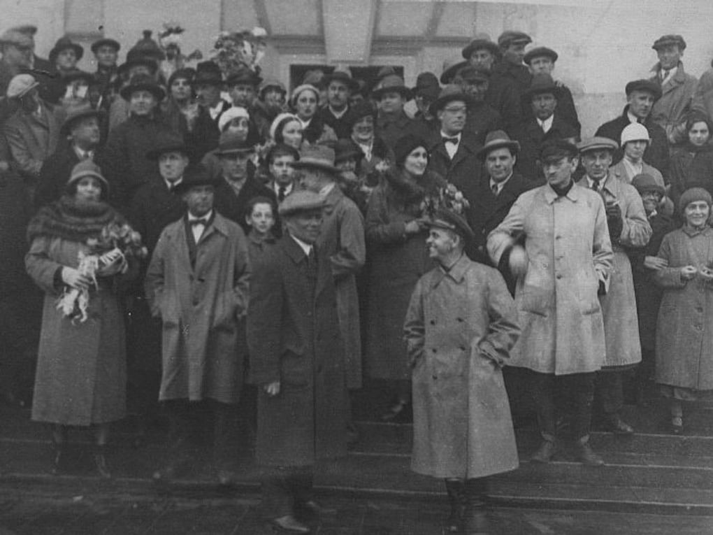 Юбилей оперного певца Леонида Собинова. Общая фотография (на ступенях Большого театра). Москва, 1934 год. Фотография: Музей Государственного академического Большого театра России, Москва