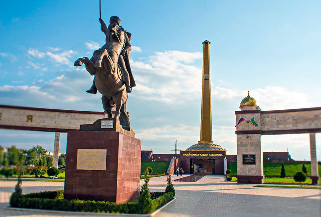 Мемориал кадырова. Мемориальный комплекс аллея славы в Грозном. Мемориальный комплекс славы имени а. а. Кадырова. Мемориальный комплекс славы имени а а Кадырова Грозный. Мемориальный комплекс Ахмата Кадырова.