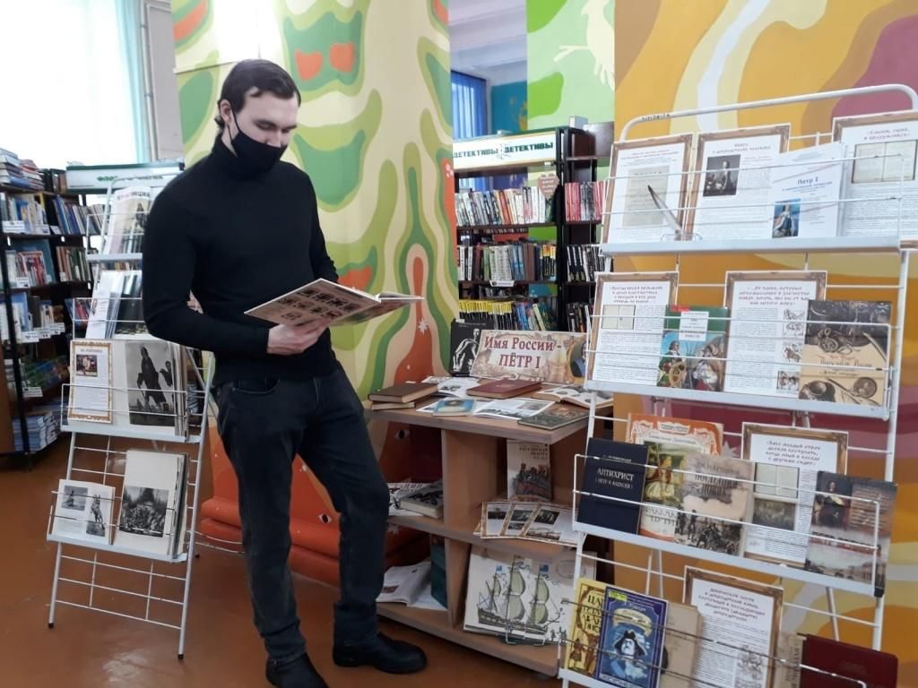 23 выставка в библиотеке. Выставка на 23. Ярмарка в Ижевске 2022. Выставки картин в Ижевске 2022. 100 Великих имен выставка в библиотеке.