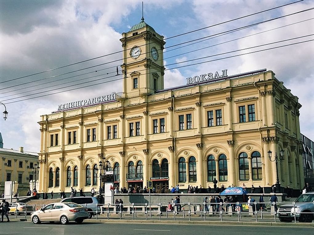 Ленинградский вокзал, Москва. Фотография: Gennady Grachev / <a href="https://commons.wikimedia.org/w/index.php?curid=70126484" target="_blank" rel="noopener">commons.wikimedia</a> / <a href="https://creativecommons.org/licenses/by/2.0" target="_blank" rel="noopener">CC BY 2.0</a>