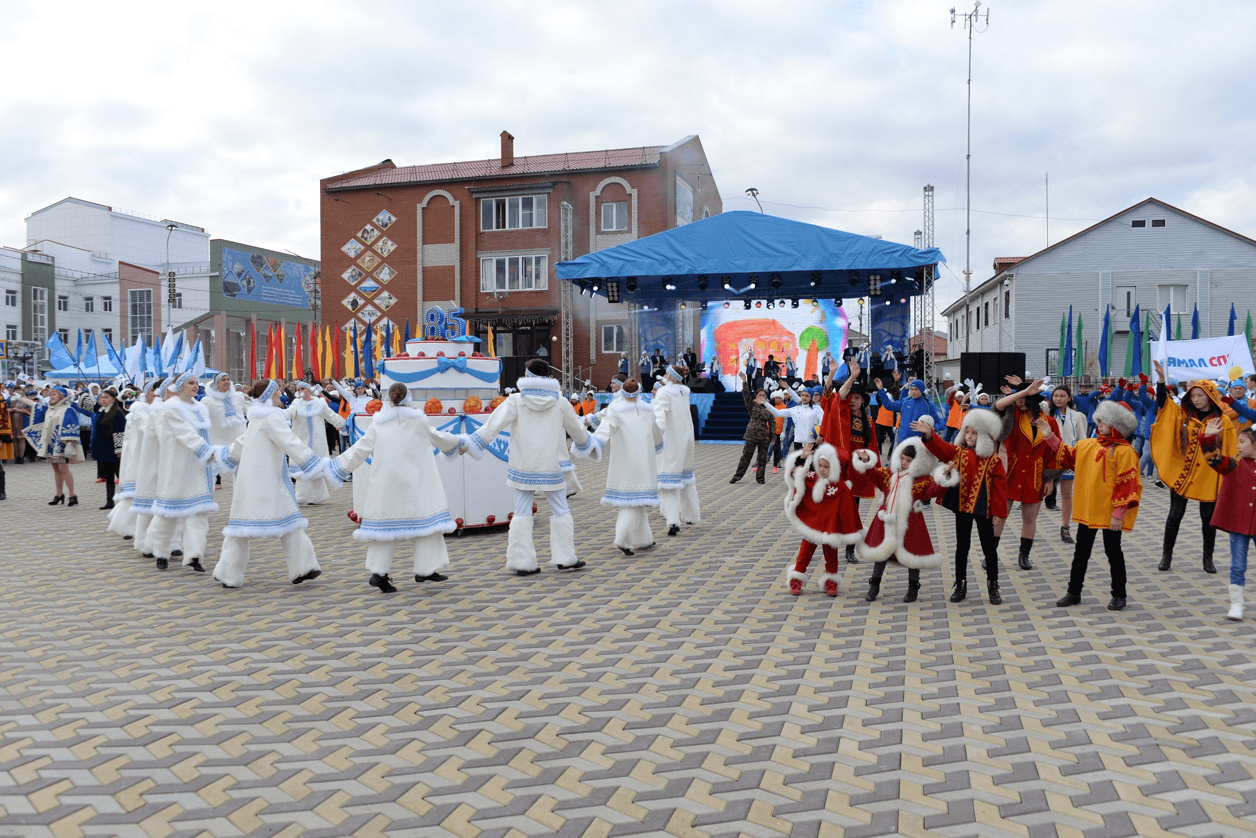 Погода сале. Село Яр-Сале Ямальский район. Ямальский район стела Яр Сале. Яр Сале достопримечательности. Центр национальных культур Яр-Сале.