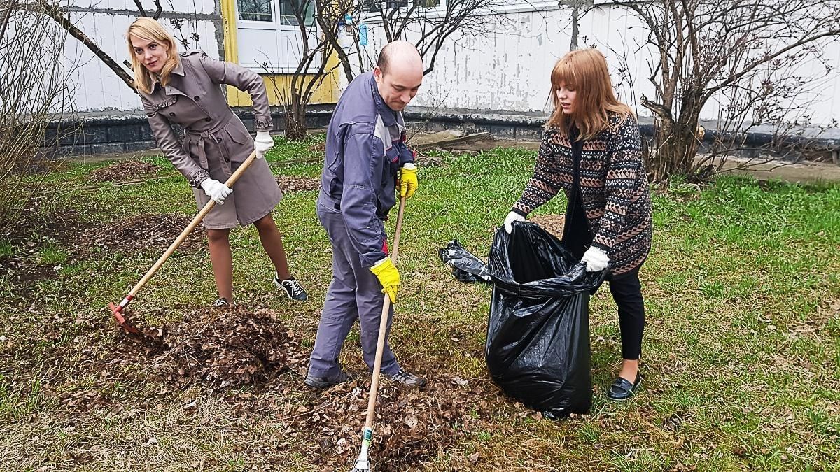 Труда 2022. Преподаватели на субботнике. Девушки на субботнике в школе. Учительский субботник. Мир труд субботник.