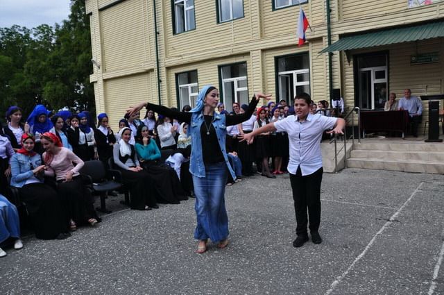 Погода в ножай юрте. Ножай-Юртовский район 4 школа. Село Гендерген. Турты Хутор Ножай Юртовский район. Школа село Гендерген.