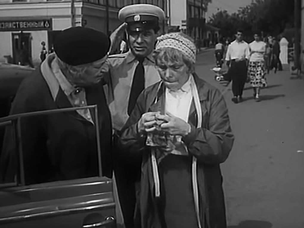 Кадр из художественного фильма Надежды Кошеверовой «Осторожно, бабушка!» (1960)