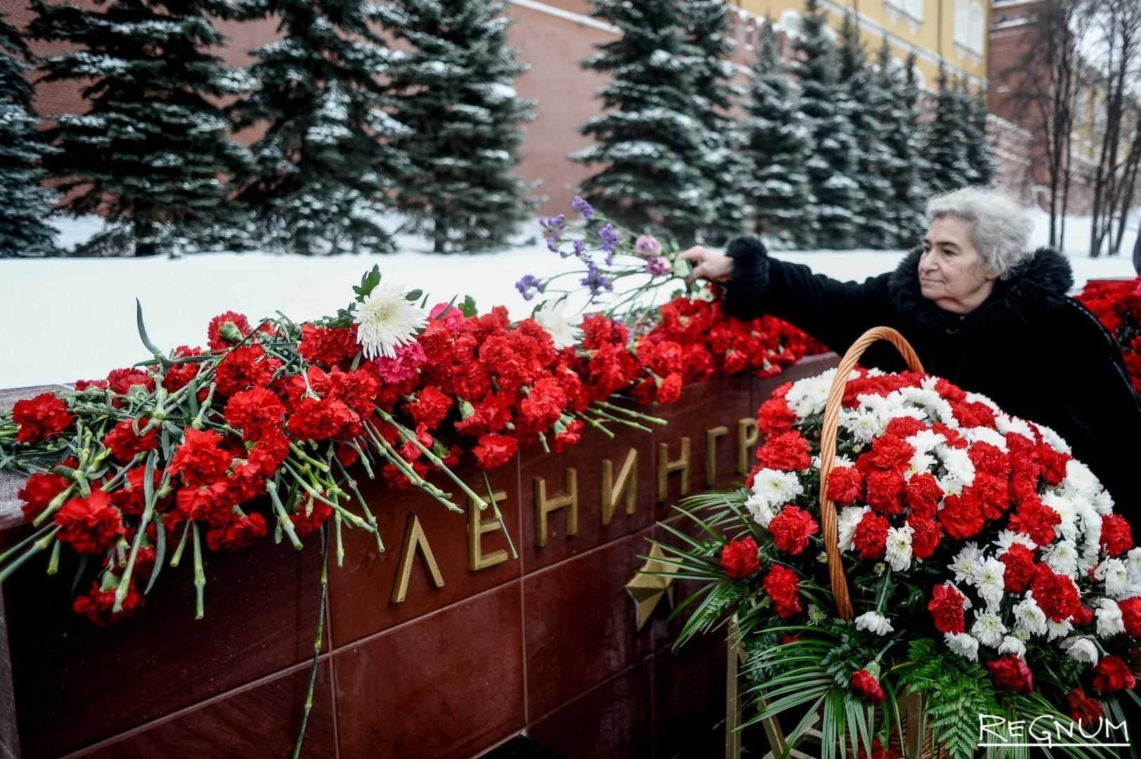 Память сердца блокада ленинграда. Возложение цветов блокада Ленинграда. Цветы к памятнику блокадного Ленинграда. Память о блокаде. Возложение цветов снятие блокады Ленинграда.