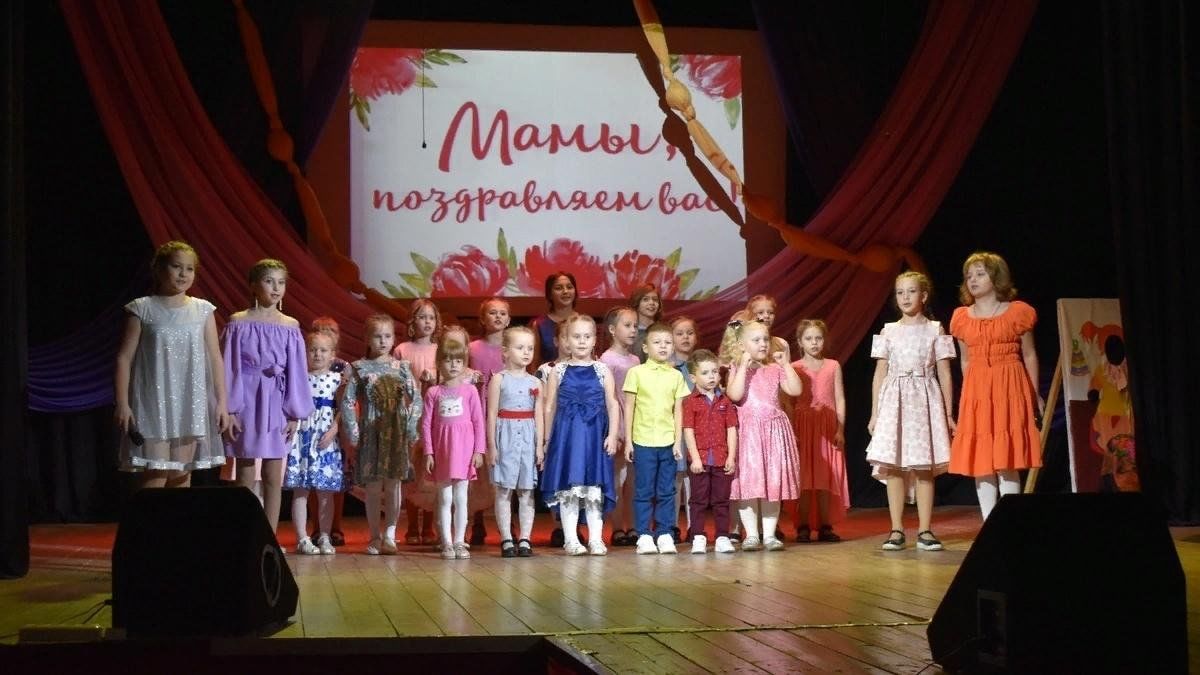 Афиш концерт ко днюматери. Оформление сцены на день матери. Концерт ко дню матери нижнекамск 2021. Дк синтетик тверь. Украшение сцены на день матери в доме культуры.