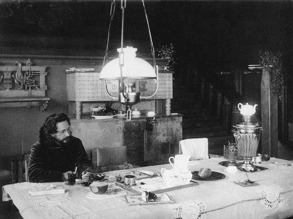Леонид Андреев в столовой своего дома. 1910. Ваммельсуу, Финляндия. Фотография: Дмитрий Здобнов / terijoki.spb.ru