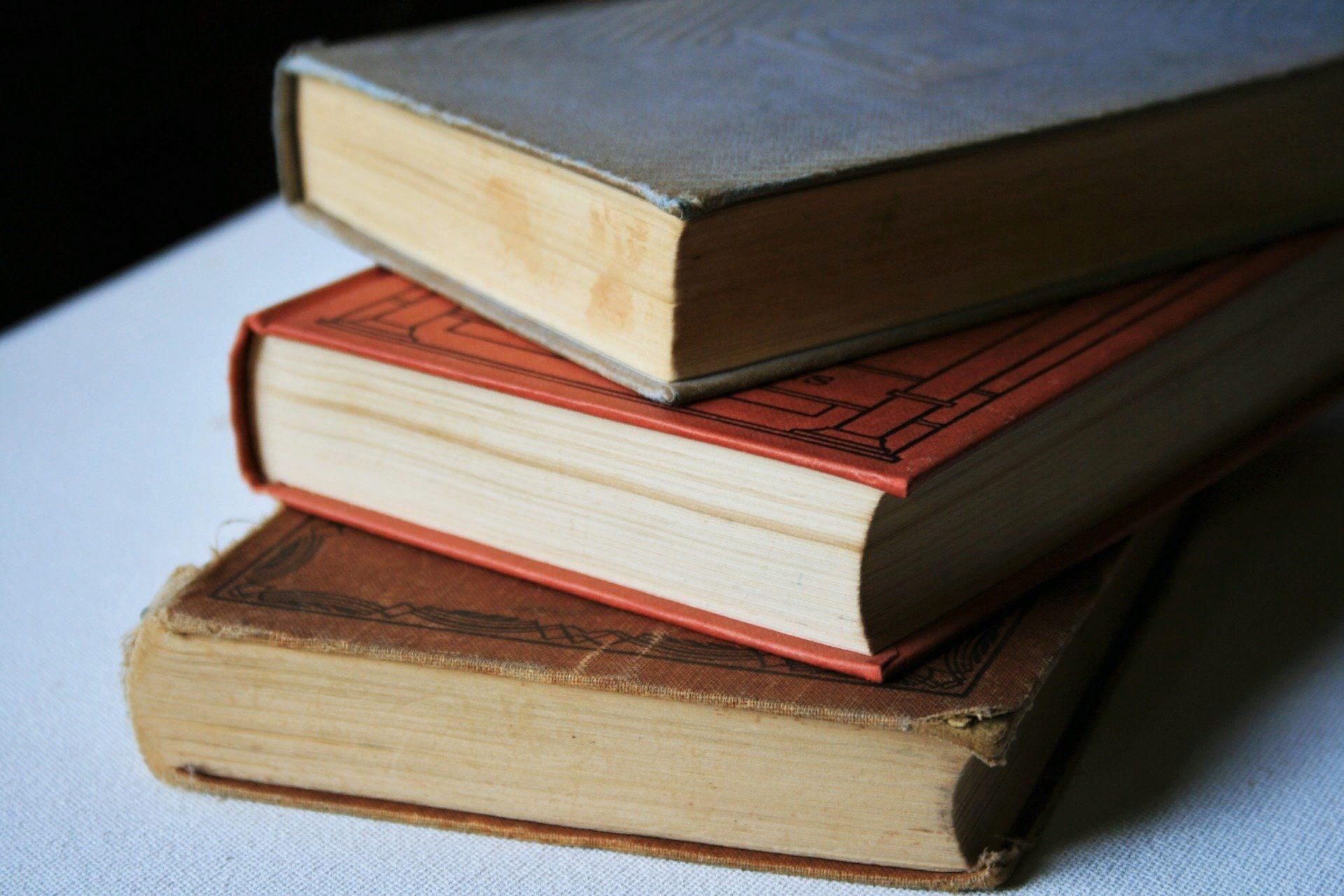 Worn book. Изображение книги. Стопка книг. Стопка старинных книг. Книга для….