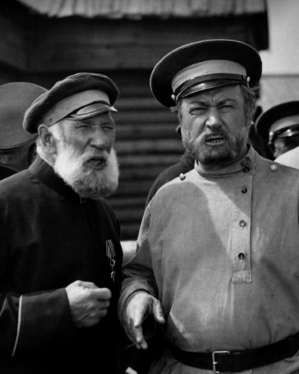 Ефим Копелян (справа) в роли Елисея Каргина и Аркадий Трусов в роли Андрея Улыбина в художественном фильме Виктора Трегубовича «Даурия» (1971)