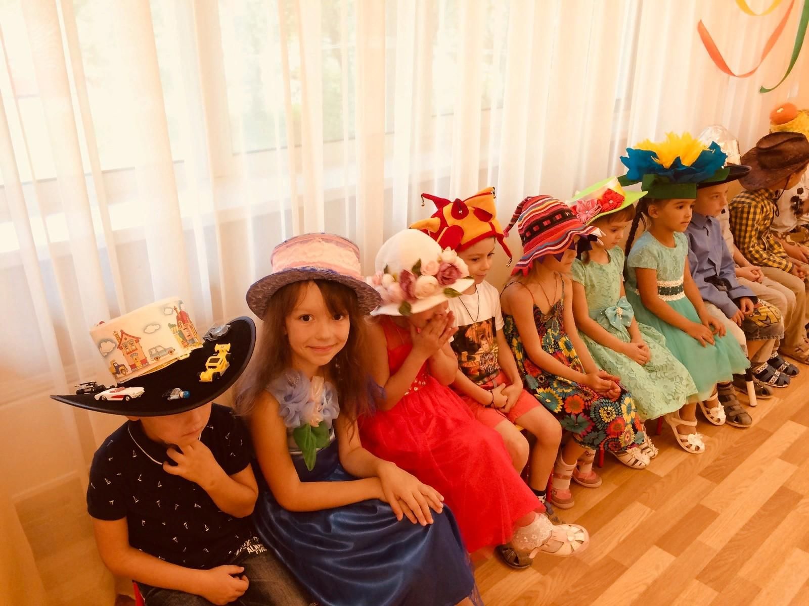 Детские конкурсы на 1 апреля. Конкурс шляп в садике. Праздник шляп в детском саду. Шляпка для ребенка на праздник. Конкурс шляпок в детском саду для девочек.