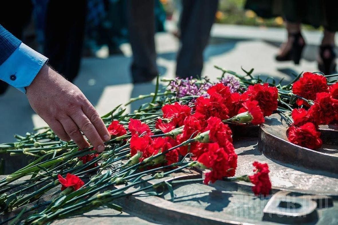 Картинка возложение цветов к памятнику