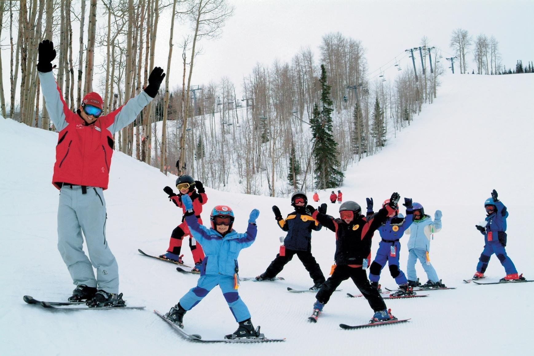 Спортивные развлечения здоровье. Физическая активность зимой. Школьники на лыжах. Занятия спортом зимой лыжи. Детский лыжный спорт.