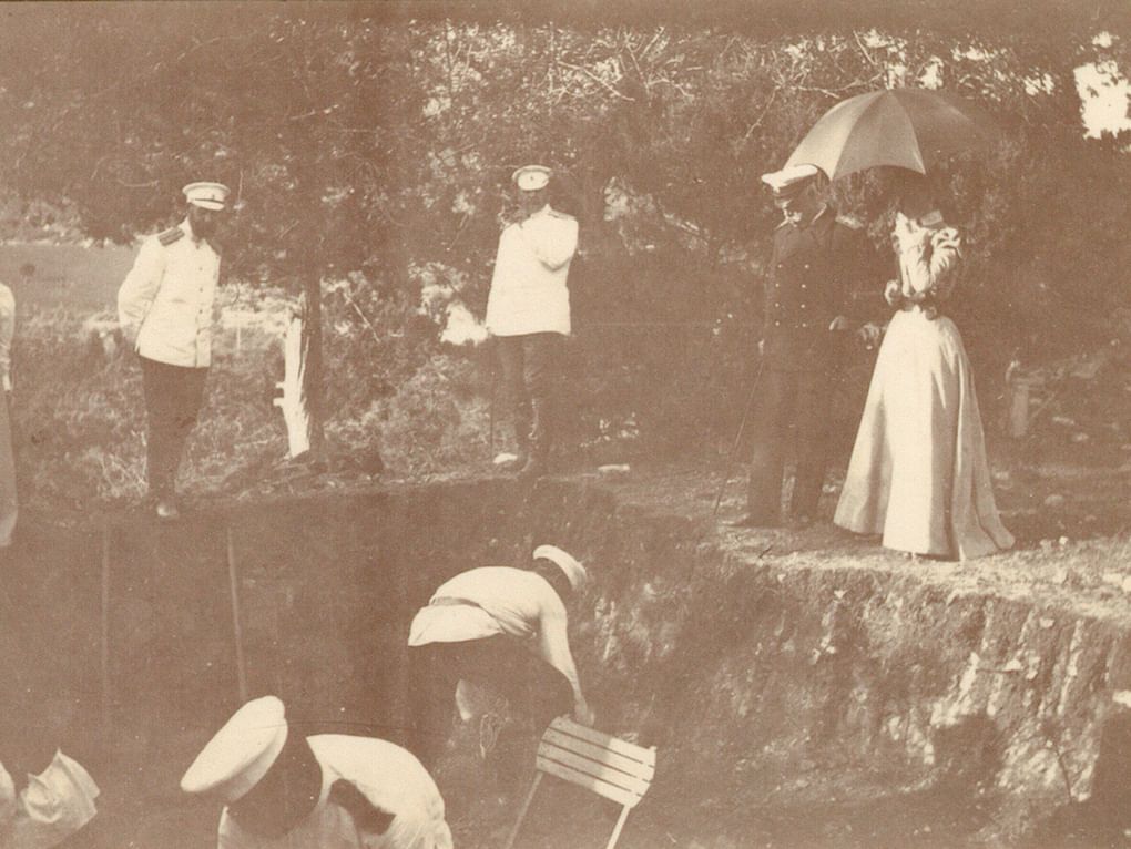 Раскопки на мысе Ай-Тодор в районе бывшей крепости Харакс. Конец 1890-х годов. Из личного фотоальбома великой княгини Ксении Александровны. Фотография: Государственный архив Российской Федерации, Москва