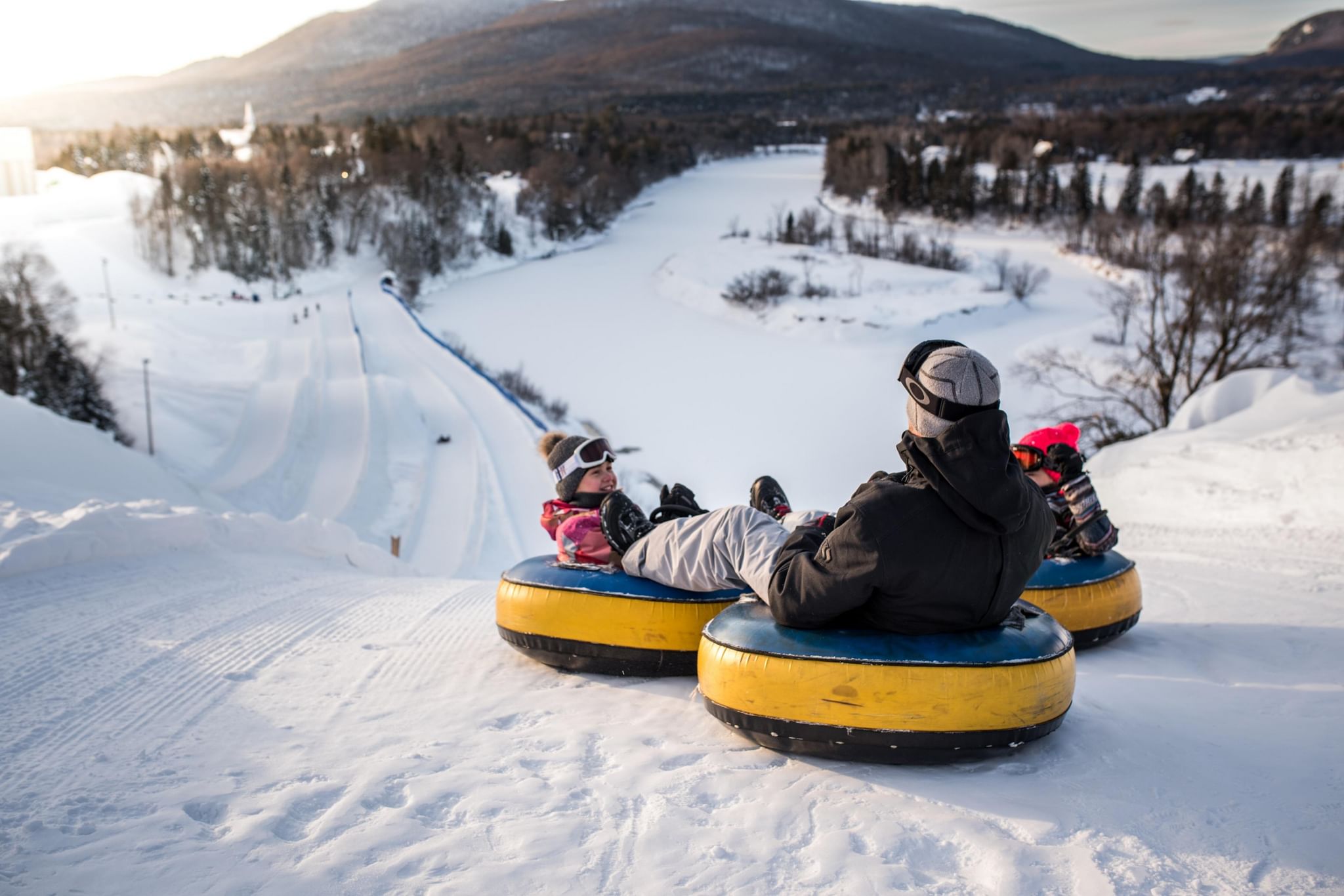 Tubing. Тюбинг семья. Гора плюшек. Тюбинг люди. Прокат ватрушек.