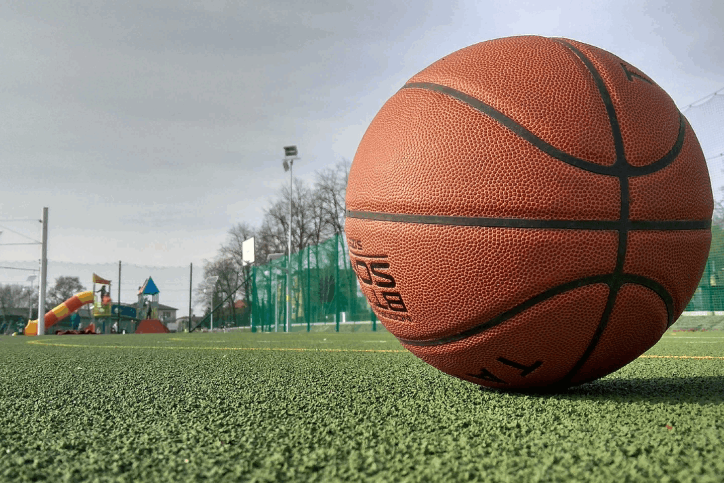 Спортивный мяч в баскетболе. Оранжевый мяч 2022 баскетбол. Баскетбольный мяч на площадке. Баскетбольный мяч на поле. Баскетбольный мяч для улицы.