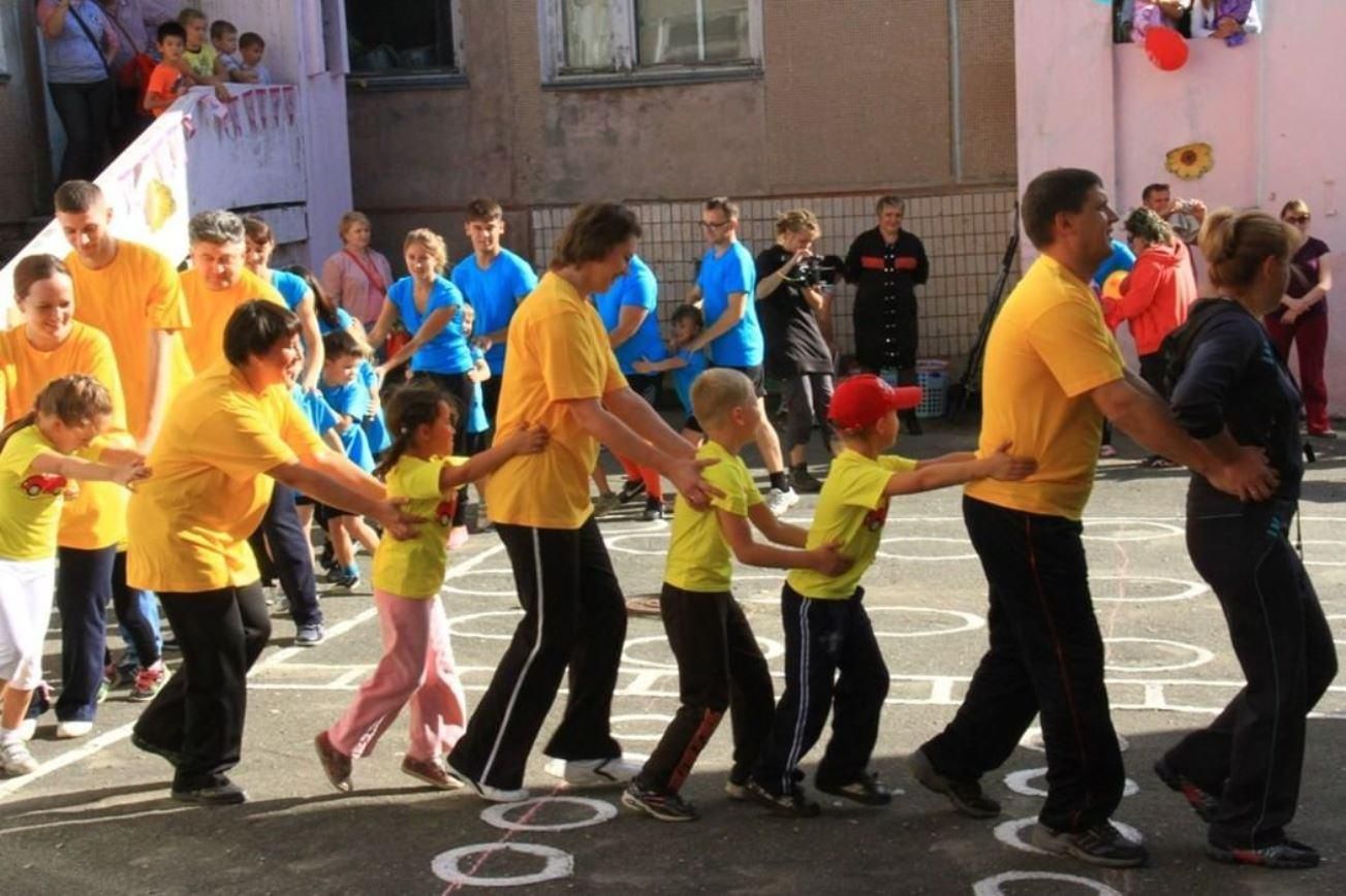 Спортивные праздники мам. Веселые старты семья. Спортивный праздник в детском саду на улице. Спортивные мероприятия для детей. Спортивный праздник для детей.