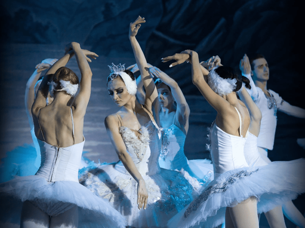 Сцена из балета Петра Чайковского «Лебединое озеро». Фотография: <a href="https://ballet-letom.ru/swan-lake" target="_blank" rel="noopener">ballet-letom.ru</a>