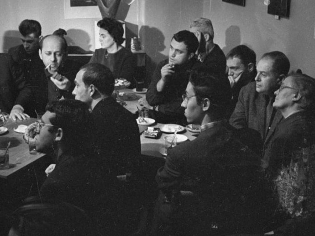 Василий Аксенов (в центре) на застолье в редакции журнала «Юность». 1963. Москва. Фотография: Сергей Васин / Мультимедиа Арт Музей, Москва