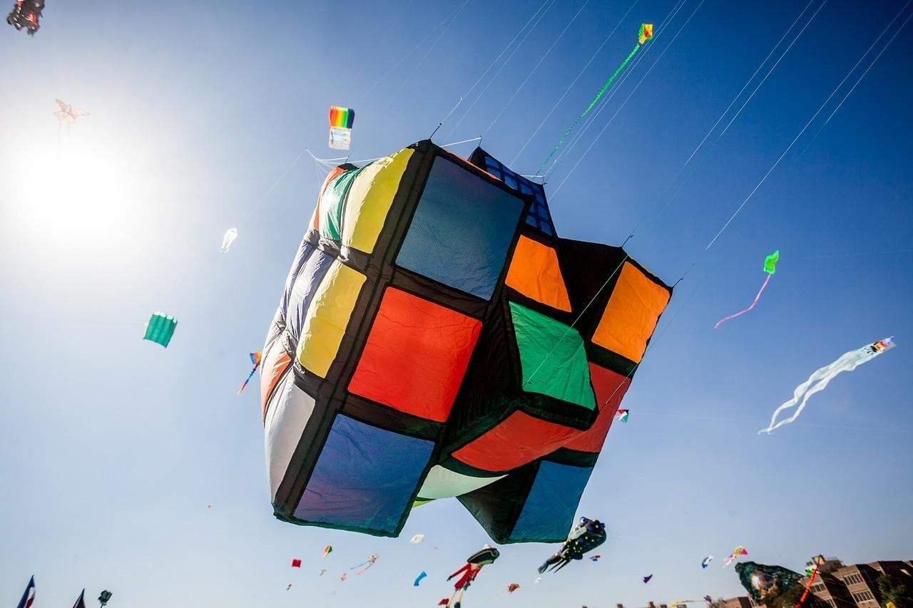 Cube flying. The Kite. Воздушный змей куб. Куб фестиваль. Кубик Рубика соревнования.