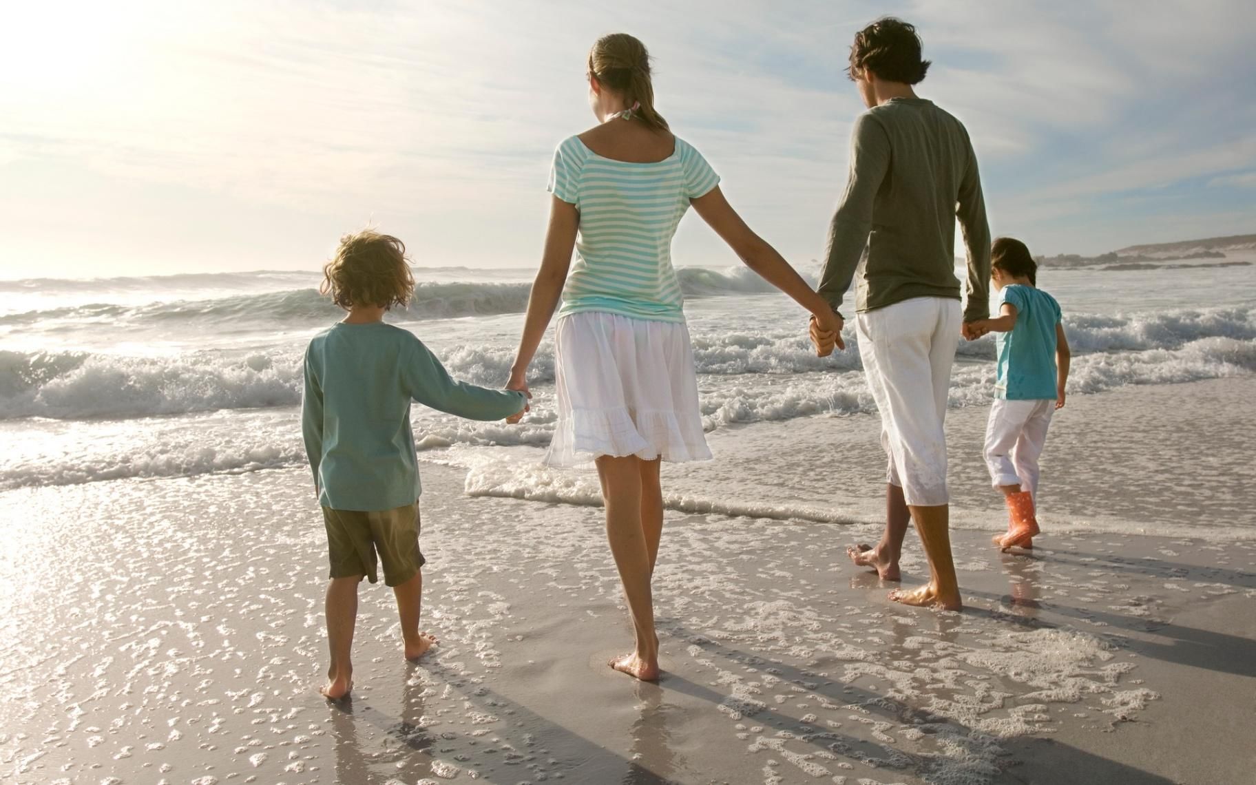 Фото мама папа и сын. Счастливая семья на море. Дети на море с родителями. Счастливая семья с двумя сыновьями. Красивая семья.
