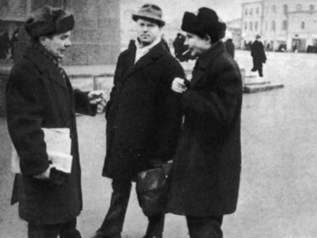 Слева направо: журналист Александр Сушинов, бард Алексей Шилов и Николай Рубцов у памятника Ленину в Вологде. 1950-е годы. Иллюстрация из книги Николая Коняева «Николай Рубцов» из серии «Жизнь замечательных людей». Москва: Издательство «Молодая гвардия», 2015