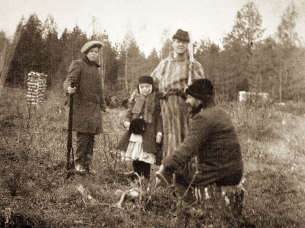 Художник Константин Коровин (сидит) и певец Федор Шаляпин (стоит справа) с детьми на охоте. Итларь, Ярославская область, 1907 год. Фотография: Российский национальный музей музыки, Москва