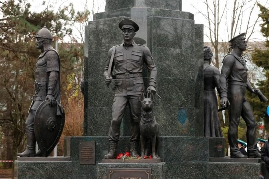 Краснодар памятник пограничникам Мачуги. Памятник защитникам рубежей Отечества пограничникам Краснодар. Памятник в сквере пограничников Краснодар. Гидрострой Краснодар памятник пограничникам.