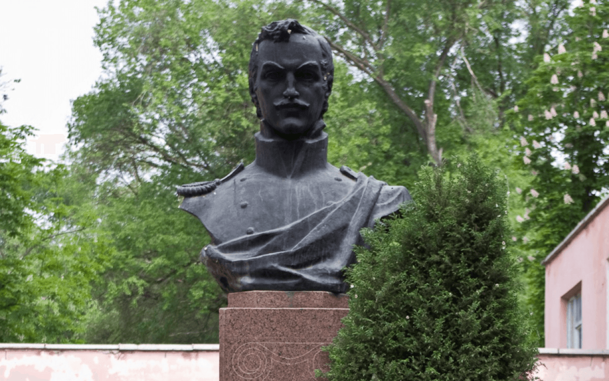 Памятник декабристу Владимиру Раевскому