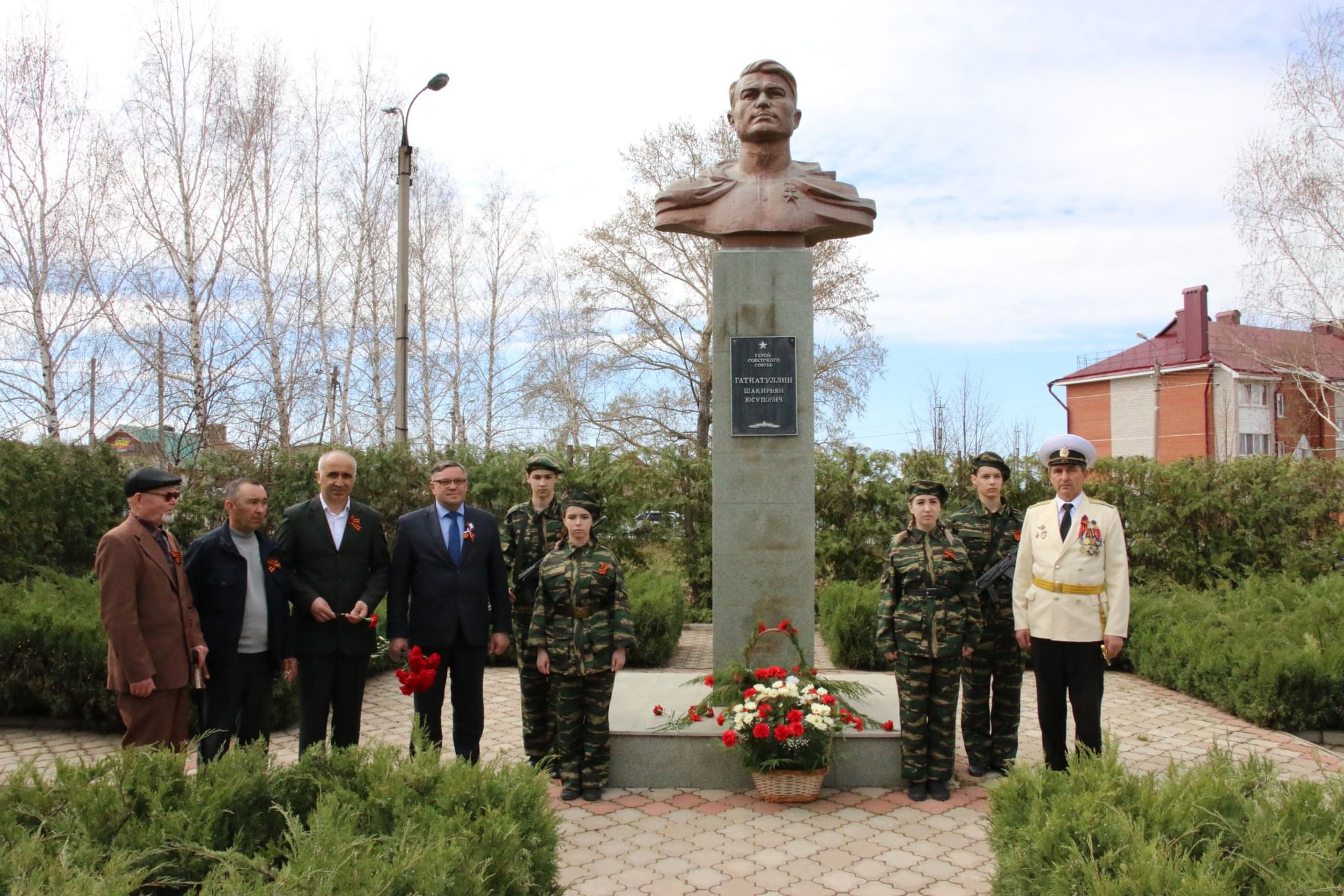 Герой советского союза республики башкортостан. Шакир Юсупович Гатиатуллин. Гатиятуллин Шакирьян Юсупович. Бюст героя советского Союза Гатиатуллина Шакирьяна Юсуповича. Герой советского Союза Шакир Гатиатуллина.