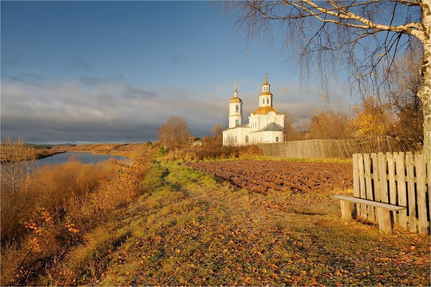 Село Юрьево на берегу реки Молома