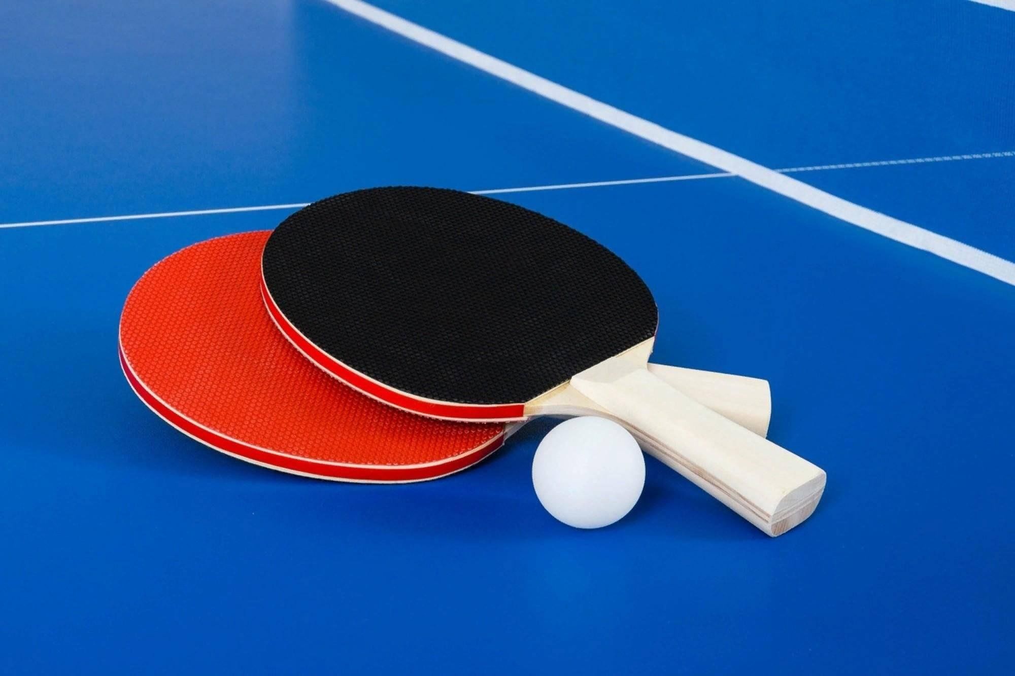 Настольный теннис ракетки и шарики. Пинг-понг и настольный теннис. Натольны йтенис. Настольный теннис ракетки на столе. Ракетки и мячик для пинг понга.