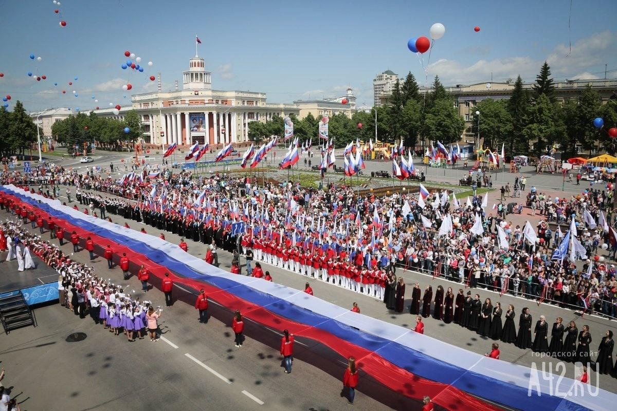 Праздничный концерт, посвященный Дню России, проходит на площади Ленина в Чите З