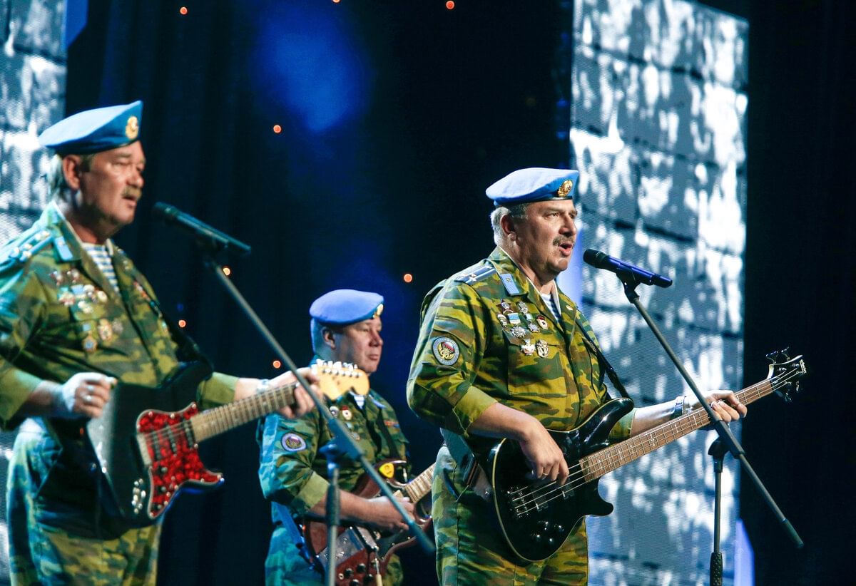 на скамейке возле дома голубые береты