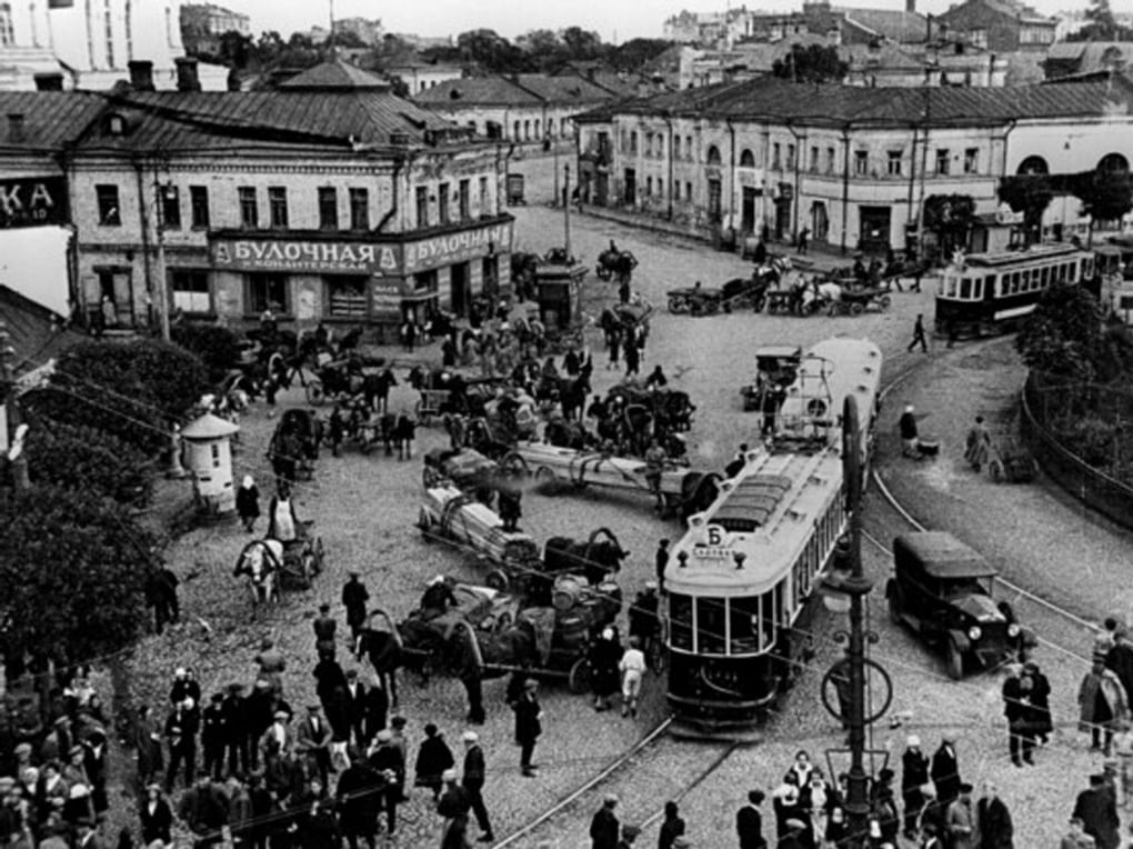 Трамваи на Калужской площади, Москва. 1929 год. Фотография: РИА Новости / <a href="https://ges-2.org/history-and-architecture-the-moscow-tramway" target="_blank">ges-2.org</a>