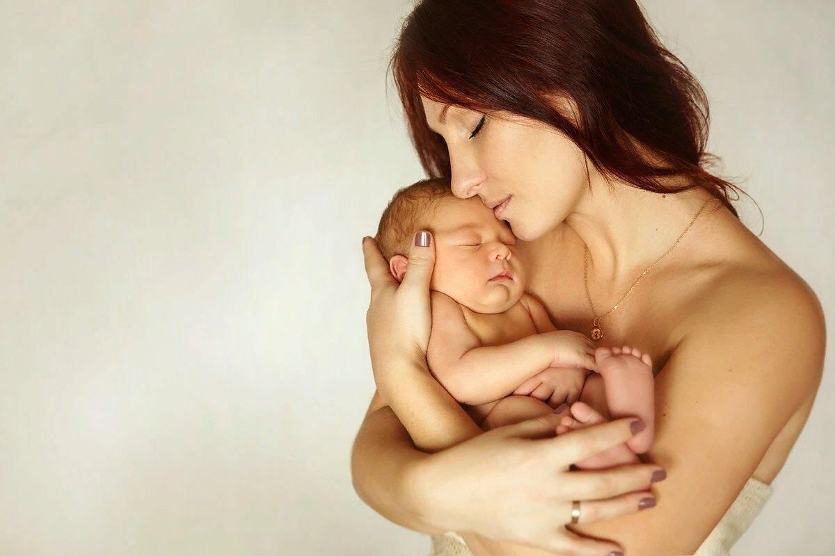 Современная материнства. Мать с ребенком. Мать с младенцем на руках. Новорожденный ребенок с мамой. Женщина с ребенком.