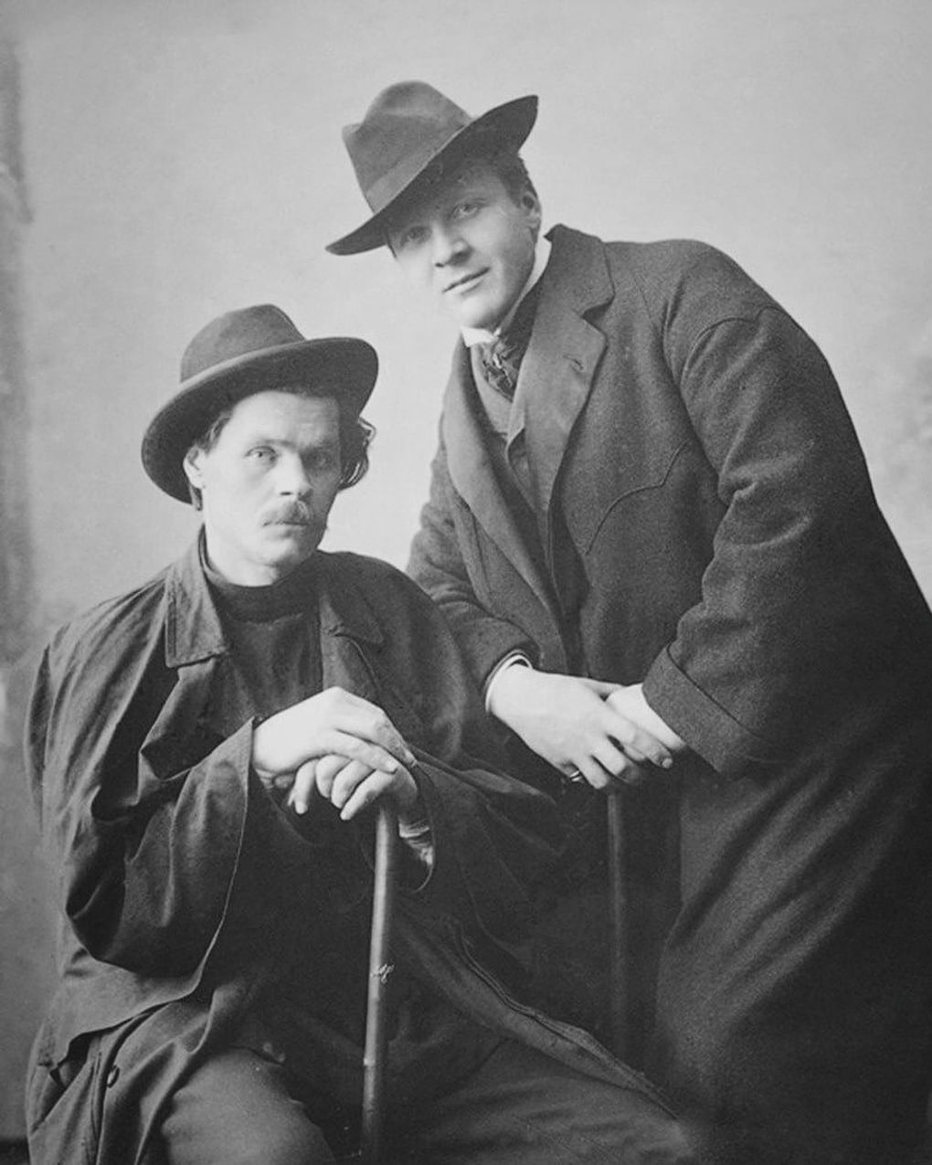 Максим Горький (слева) и певец Федор Шаляпин. 1901 год. Фотография: Российский национальный музей музыки, Москва