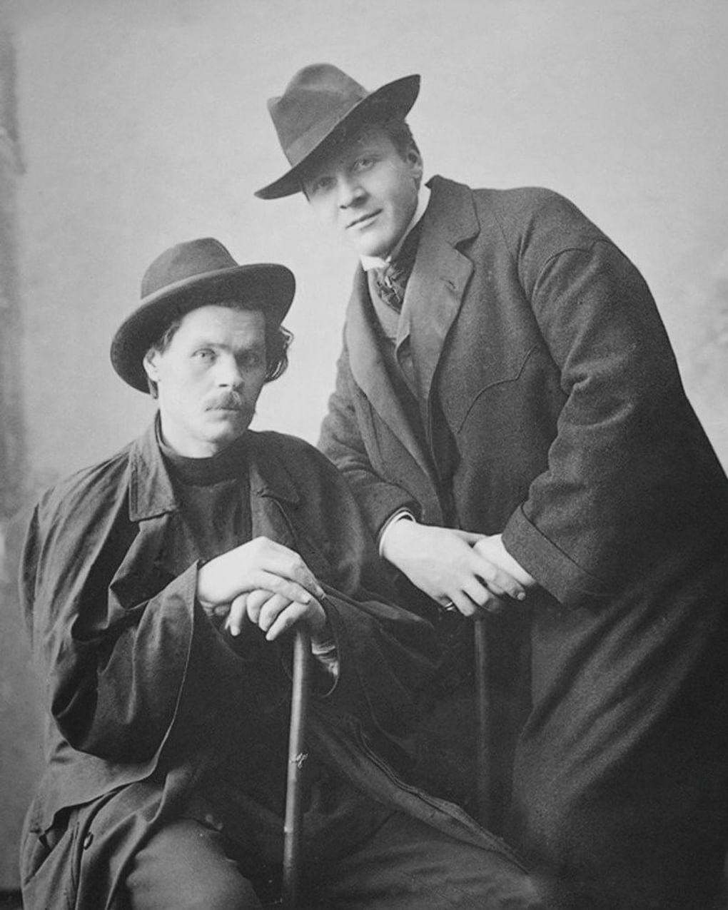 Максим Горький (слева) и певец Федор Шаляпин. 1901 год. Фотография: Российский национальный музей музыки, Москва