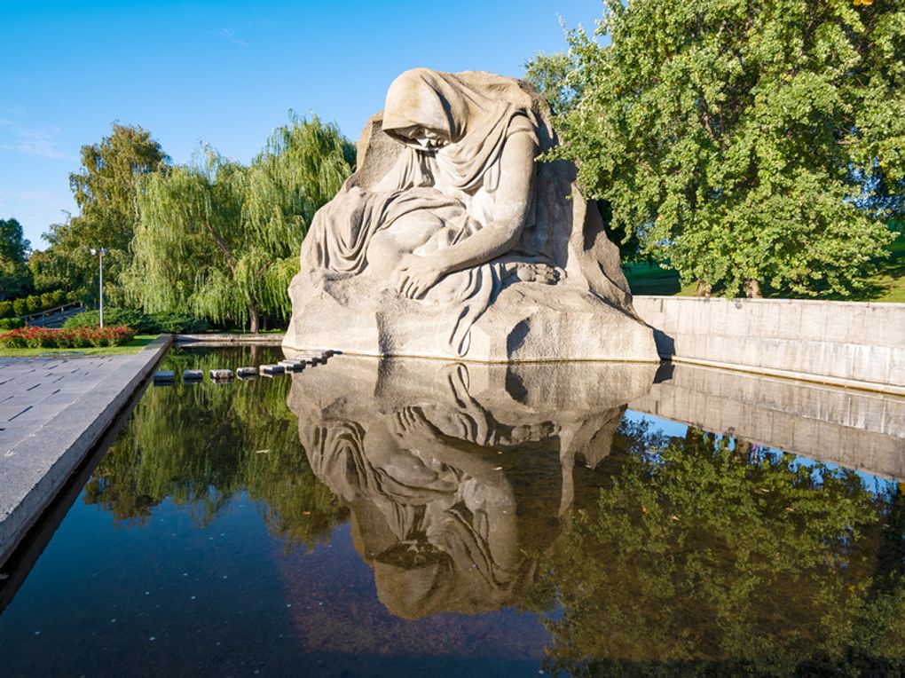 Вид на скульптуру «Скорбящая мать», Волгоград. Фотография: Виктор Карасев / фотобанк «Лори»