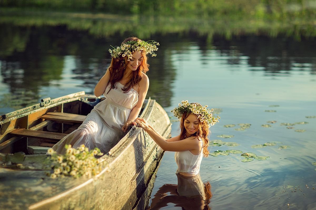 Подружка речка. Летняя фотосессия у воды. Образы для фотосессии в воде. Фотосессия в лодке. Фотосессия в воде.